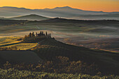 Bauernhaus bei Sonnenaufgang nahe San Quirico d'Orcia, Provinz Siena, Toskana, Italien, Europa