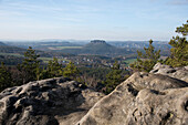 Blick auf den Tafelberg Lilienstein, Aussicht vom Papststein, Elbsandsteingebirge, Gohrisch, Sachsen, Deutschland