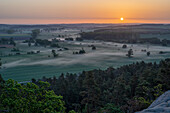 Sonnenaufgang mit Morgennebel an der Teufelsmauer, Harz, Timmenrode, Sachsen-Anhalt, Deutschland