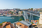 Fachwerk-Bogenbrücke Dom Luís I über den Fluss Duero und historische Altstadt in Porto, Portugal