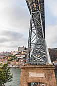 Fachwerk-Bogenbrücke Dom Luís I über den Fluss Duero und historische Altstadt in Porto, Portugal