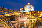 Fachwerkbrücke Ponte Luís I und Kloster Mosteiro da Serra do Pilar bei Nacht in Porto, Portugal