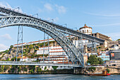 Fachwerkbrücke Ponte Luís I und Kloster Mosteiro da Serra do Pilar in Porto, Portugal
