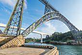 Eisenbahnbrücke Ponte D. Maria Pia und Ponte de São João über den Fluss Duero in Porto, Portugal