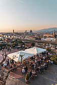 Blick über Florenz bei Sonnenuntergang, Menschen geniessen Blick vom Cafe/Restaurant, Stadtpanorama Florenz vom Piazzale Michelangelo, Toskana, Italien, Europa