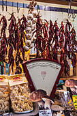 Getrocknete Paprika mit Waage im Mercato Centrale - eine überdachte Markthalle in Florenz, Altstadt, Florenz, Toskana, Italien, Europa