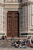 Menschen vor Fassade der Kirche Santa Croce, Franziskanerkirche, Florenz, Toskana, Italien, Europa