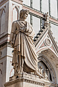 Skulptur vor der Fassade der Kirche Santa Croce, Franziskanerkirche, Florenz, Toskana, Italien, Europa