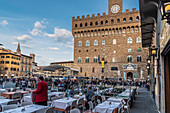 Menschen in einem Restaurant vor dem Rathaus Palazzo Vecchio, Piazza della Signoria, Florenz, Toskana, Italien, Europa