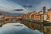 Abendstimmung über der Brücke Ponte Vecchio, Brücke über Arno, Florenz, Toskana, Italien, Europa
