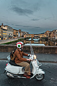 Motorroller fährt über Brücke Santa Trinita, Abendstimmung über der  Brücke Ponte Vecchio, Brücke über Arno, Florenz, Toskana, Italien, Europa