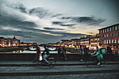 Menschen genießen Abendstimmung,  Brücke über Arno, Florenz, Toskana, Italien, Europa
