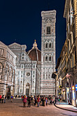 Menschen am Abend vor Baptisterium und Fassade des Dom, Kathedrale Santa Maria del Fiore, Florenz, Toskana, Italien