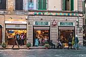 Hotel, Restaurant und Geschäfte in der Via del Giglio, Florenz, Toskana, Italien, Europa