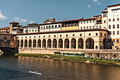 Ruderer vor Vasarikorridor an der Brücke Vecchio am Fluss Arno, Florenz, Toskana, Italien, Europa