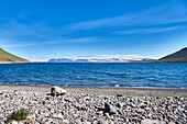 Blick auf die Bergkette von Neðri Arnardalur; Ísafjörður, \nIsland