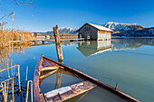 Bootshütte am Kochelsee in front of Jochberg (1,565 m), Schlehdorf, Upper Bavaria, Germany