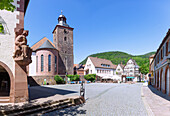 Rathausplatz mit Rathaus und Stadtkirche in der Stauferstadt Annweiler am Trifels, Rheinland-Pfalz, Deutschland