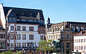 Rathausplatz mit Luitpold-denkmal und Blick auf die Adler-Apotheke in Landau in der Pfalz, Rheinland-Pfalz, Deutschland