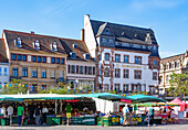Rathausplatz mit Wochenmarkt mit Blick auf die Adler-Apotheke in Landau in der Pfalz, Rheinland-Pfalz, Deutschland