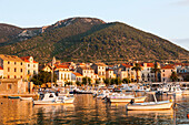 Ansicht der Stadt Komiza, Insel Vis, Mittelmeer, Kroatien