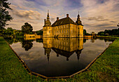 Nordwestseite von Schloss Lembeck im Abendlicht, Dorsten; Nordrhein-Westfalen, Deutschland