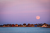 Full moon over the Graswarder&#39;s houses in Heiligenhafen, Ostholstein, Schleswig-Holstein, Germany