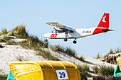 Motorflugzeug im Anflug auf Helgoland, Helgoland, Insel, Schleswig-Holstein, Deutschland