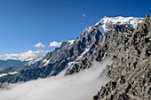 Ortler mit Nebelstimmung im Tal von Sulden, Ortler, Ortlergruppe, Nationalpark Stilfser Joch, Südtirol, Italien
