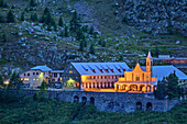 Beleuchtetes Santuario Sant' Anna di Vinadio, Col de la Lombarde, Valle Stura, Cottische Alpen, Piemont, Italien