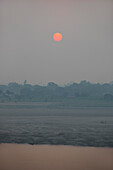 Ganges-Sonnenaufgang, Varanasi, Indien