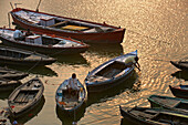Ganges-Boote, Varanasi, Indien