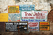 Gemalte Anzeigen, Varanasi, Indien