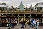 Menschen und Essensstände, Covent Garden Market, London