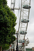 Eine Nahaufnahme eines Teils des London Eye oder Millenium Wheel an einem bewölkten Tag in London