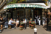 Menschen sitzen außerhalb Cafe de Flore, Blvd St. Germain, Paris, Frankreich