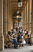 Menschen im Cafe Bar Nemours, Place Colette, in der Nähe des Louvre, Paris, Frankreich