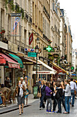 Menschen auf der Straße, Geschäfte, Cafés und Schilder, Rue Montorgueil, Paris, Frankreich