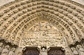 Portal des Jüngsten Gerichts und geschnitzte Steindetails auf der Vorderseite von Notre Dame, Paris, Frankreich
