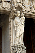 Portal der Jungfrau und geschnitzte Steindetails auf der Vorderseite von Notre Dame Cathedral, Paris, Frankreich