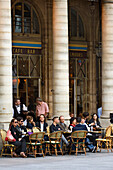 Menschen im Cafe Bar Nemours, Place Colette, in der Nähe des Louvre, Paris, Frankreich