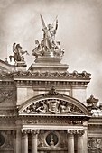 Liberty-Dach-Skulptur von Charles Gumery und Fassade, Opera Garnier, Paris, Frankreich