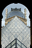 ThePyramid Eingang im Louvre, Paris, Frankreich