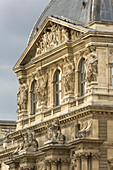 Architektonische Details im Richelieu-Flügel des Louvre-Museums, Paris, Frankreich