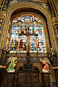 Christus am Kreuz vor dem Buntglasfenster in der Kirche Saint Eustache, Paris, Frankreich
