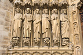 Die Apostel und geschnitzten Steindetails auf der Vorderseite der Kathedrale Notre Dame, Paris, Frankreich