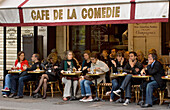 Leute, die vor dem Café de la Comedie sitzen, trinken und essen und rauchen, Place Colette, Paris, Frankreich