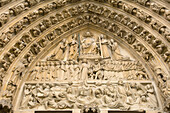 Portal des Jüngsten Gerichts und geschnitzte Steindetails auf der Vorderseite von Notre Dame, Paris, Frankreich