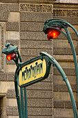 Art-Deco-Metro-Schild und Lichter vom Louvre, Paris, Frankreich