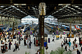 Menschen und TGV-Züge, Gare de Lyon, Paris, Frankreich